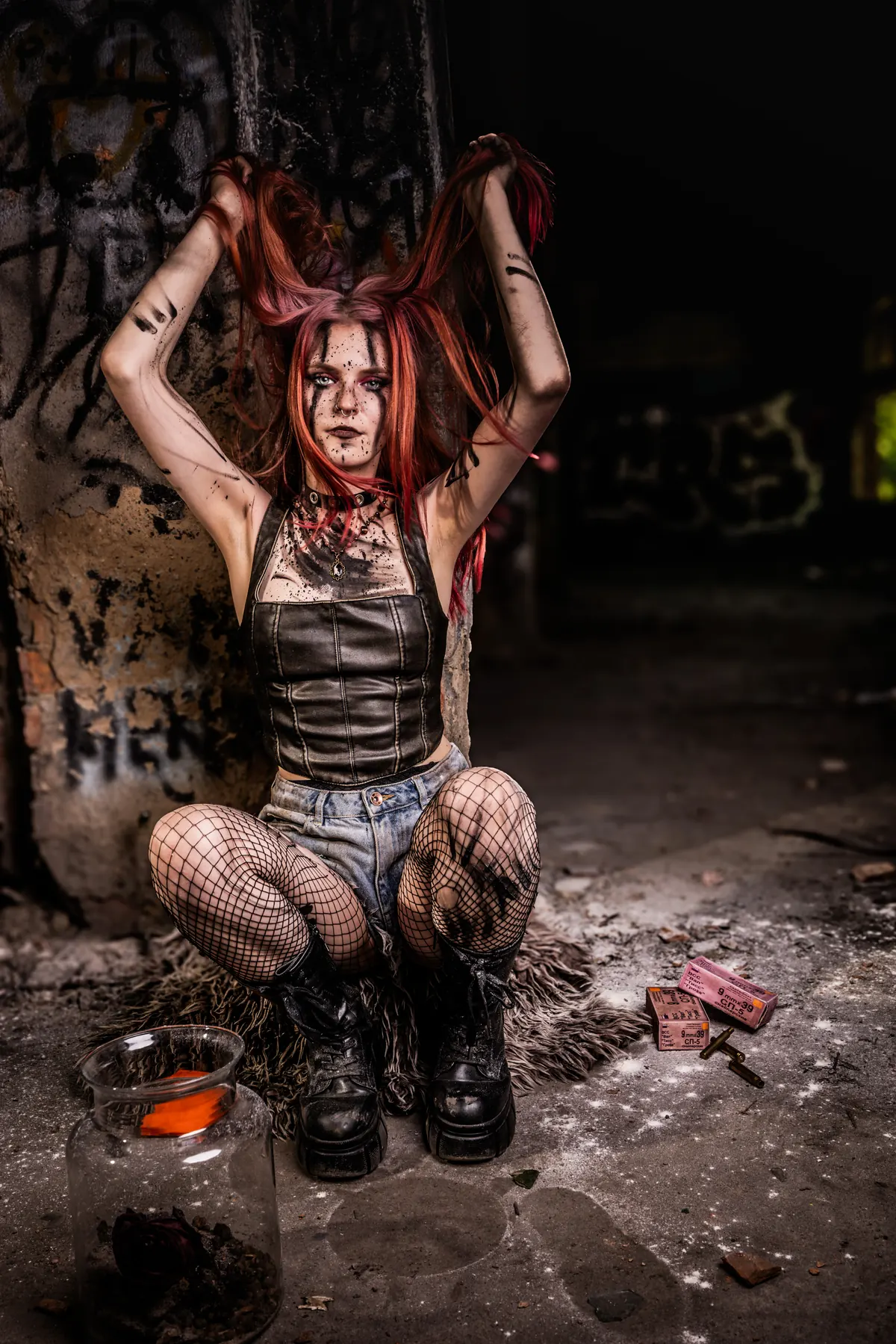 Fotografia artystyczna Pominkiewicza: Oddychanie w ruinie — Kucająca