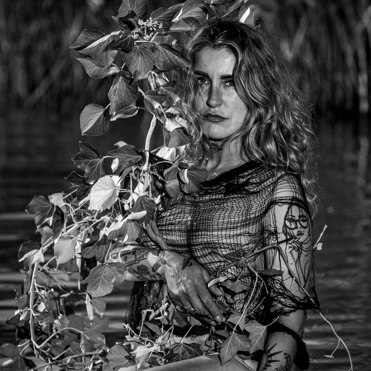 Fotografia artystyczna Pominkiewicza: Świtezianka — Bluszczowe Objęcia